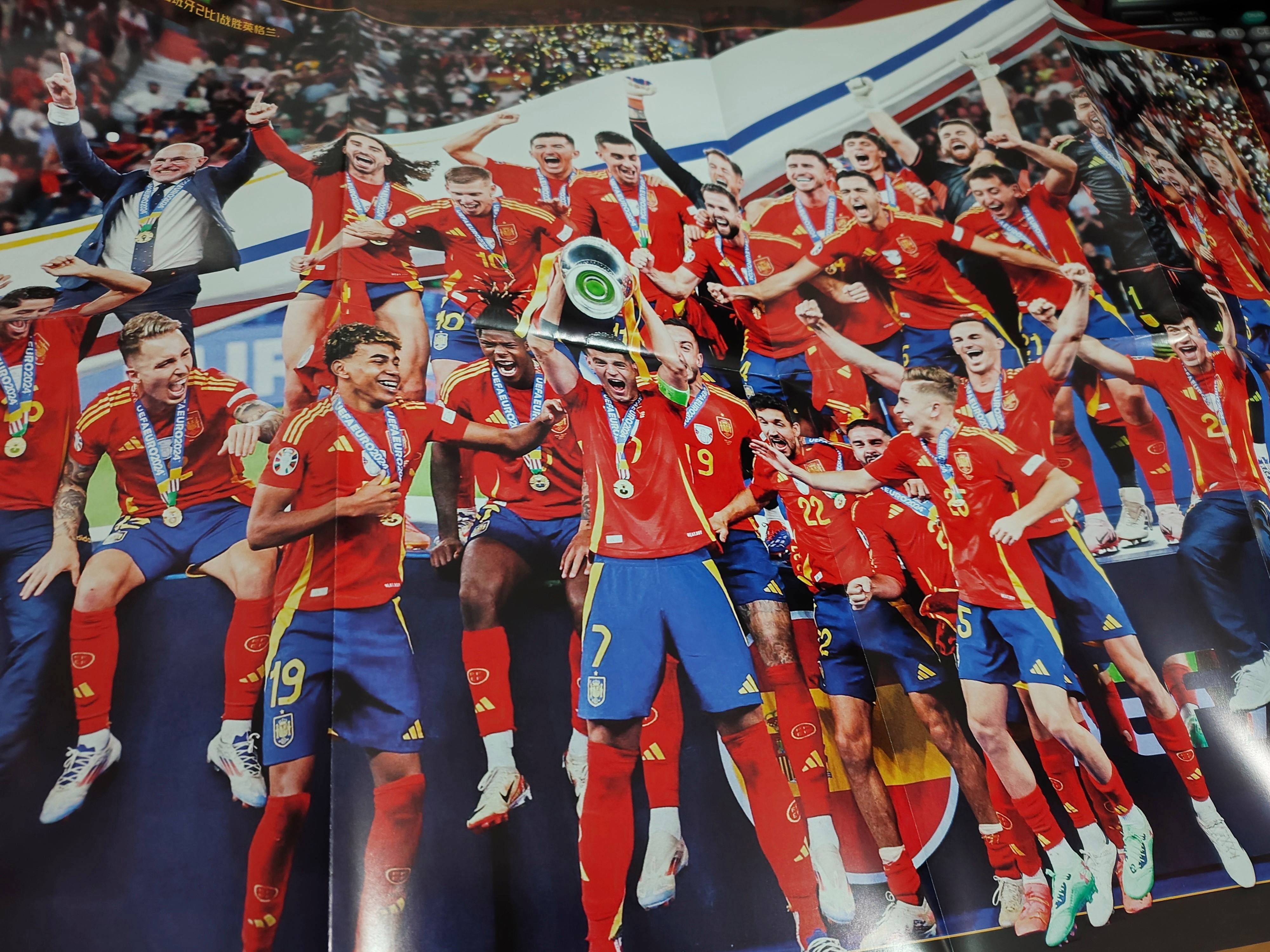 顶级球队抢夺冠军奖杯,整装待发的球员